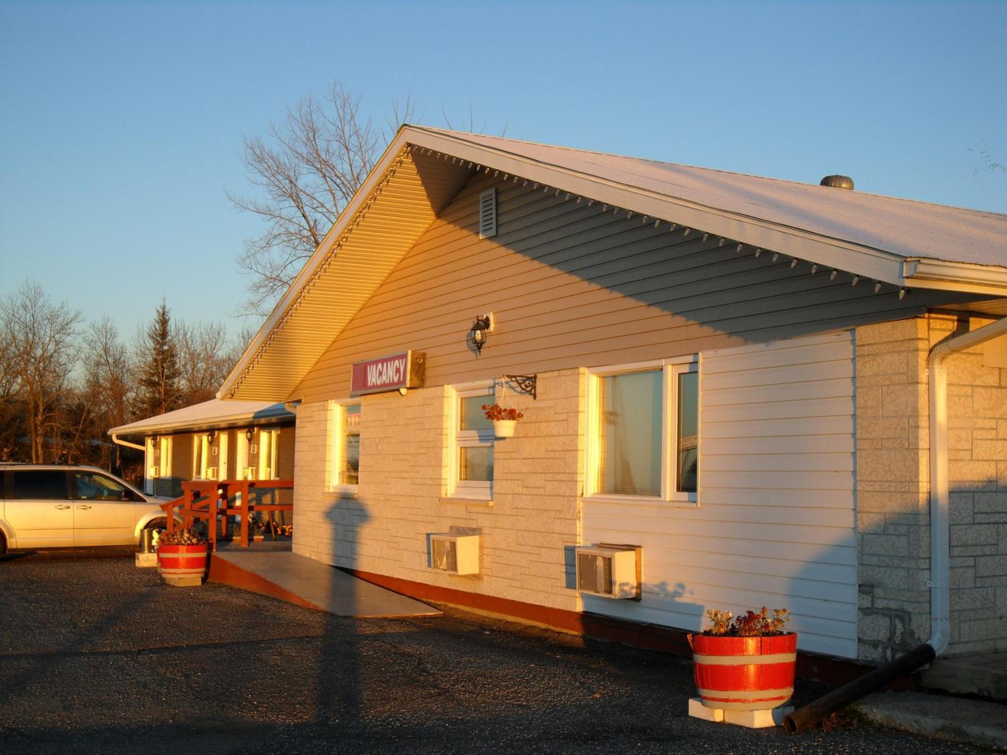 Westway Inn Motel Neepawa Bagian luar foto