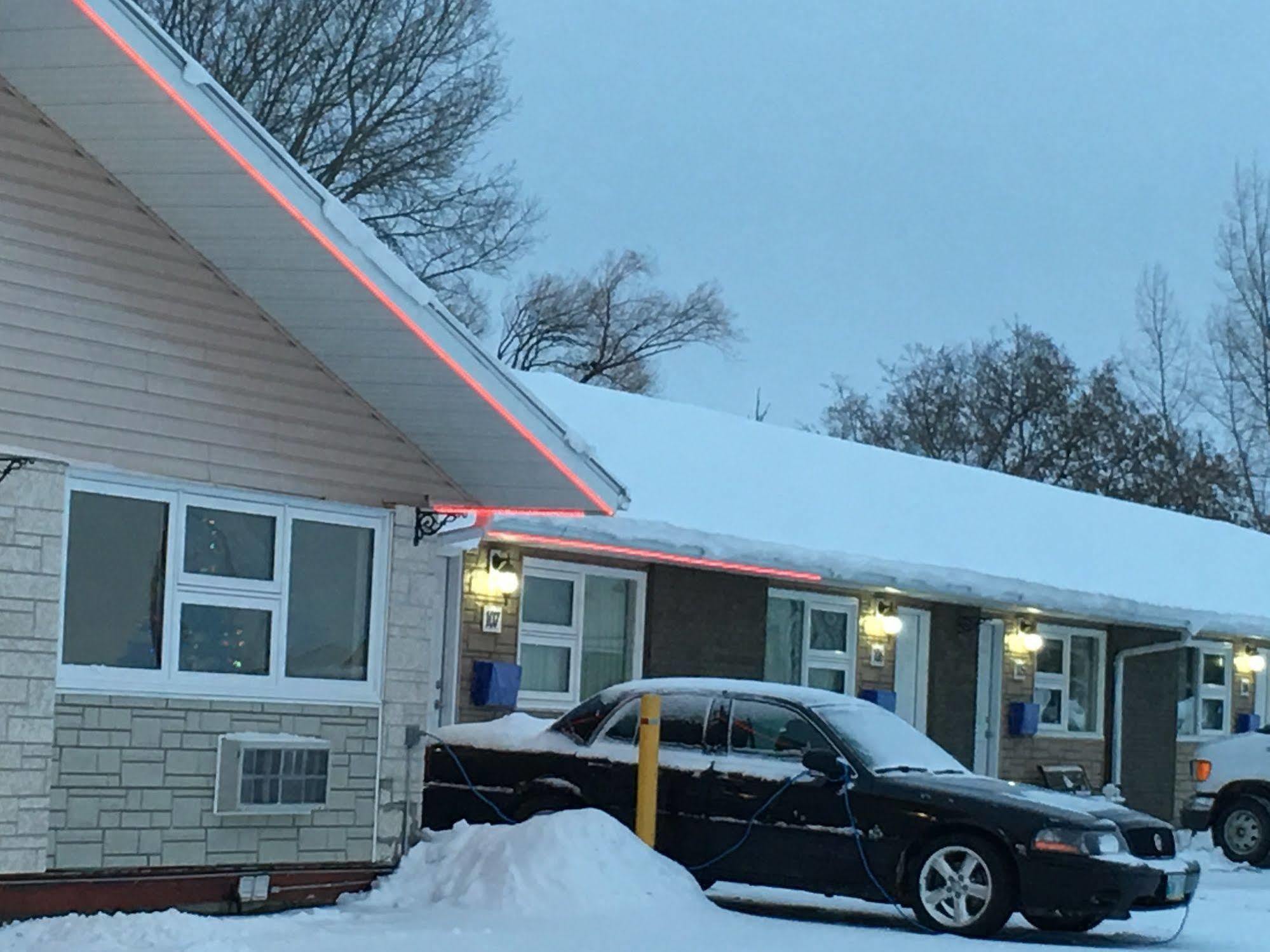 Westway Inn Motel Neepawa Bagian luar foto