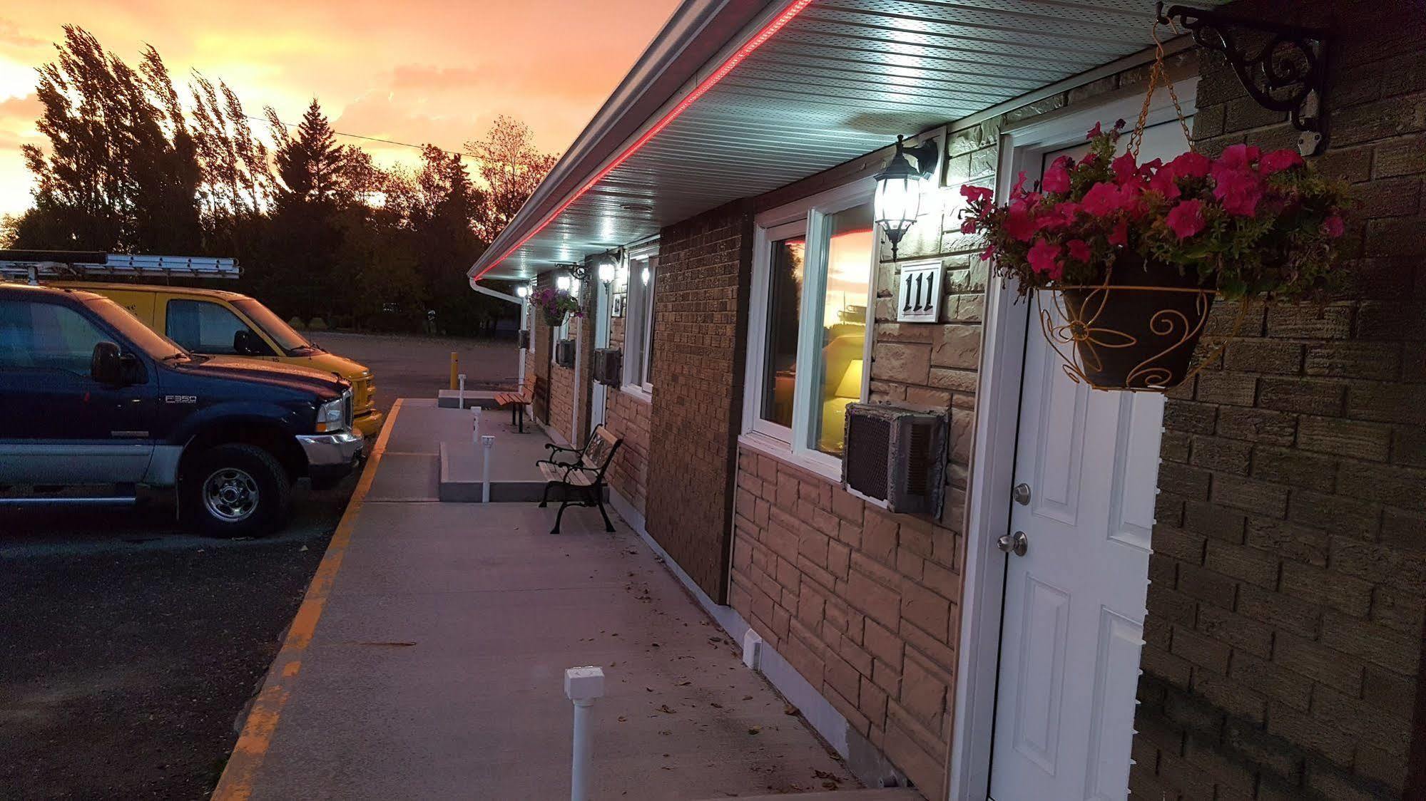 Westway Inn Motel Neepawa Bagian luar foto