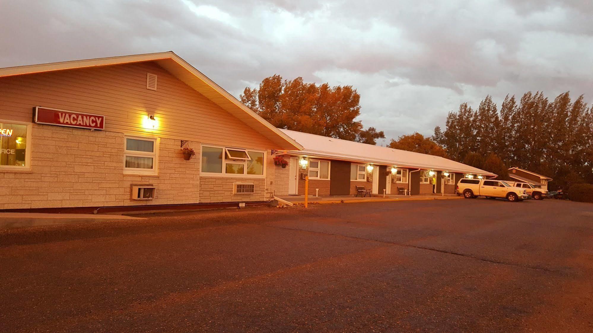 Westway Inn Motel Neepawa Bagian luar foto