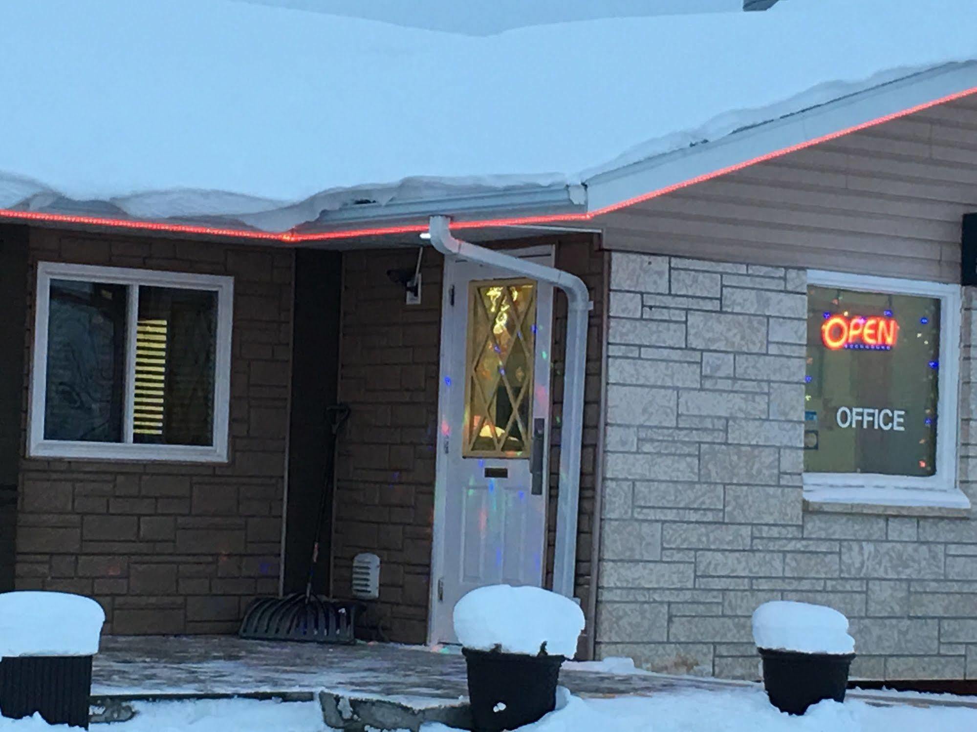Westway Inn Motel Neepawa Bagian luar foto